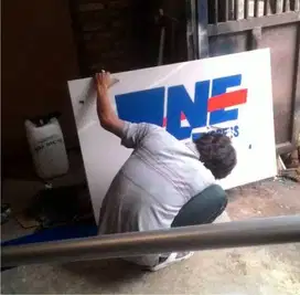 Perbaikan lampu neonbox Ganti Sticker Akrilik Visual Papan Nama Solo