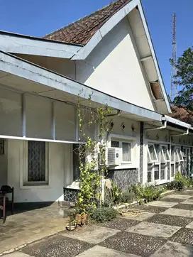 RUMAH DENGAN TAMAN TERBUKA ASRI MAINROAD DAGO