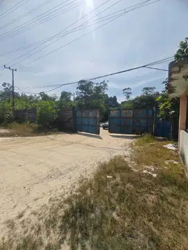 Tanah Keras ,sudah pagar keliling tepi jalan besar Yos Sudarso /Rumbai