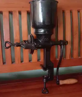 gilingan kacang atau kopi