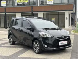 Toyota Sienta 1.5 V at 2021 hitam