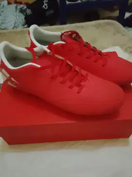 Sepatu bola specs ukuran 41 baru beli cuma sekali dipake