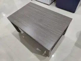 Meja kayu dengan roda