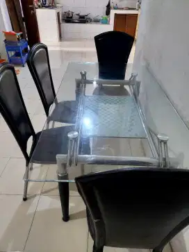 Meja makan 4 kursi