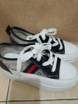 Sepatu sport putih hitam