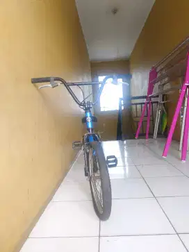 Sepeda bmx Polygon blue