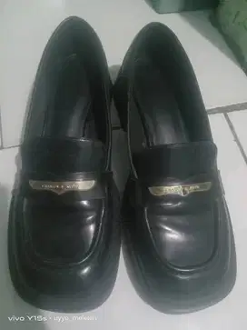 Di jual cepat sepatu wanita merk CHARLES & KEITH butuh dana NEGO