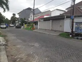 JUAL RUMAH TERAWAT SIAP HUNI MANYAR