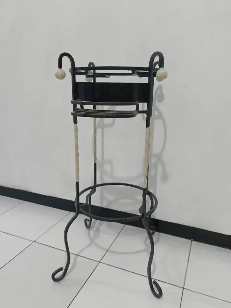 Kaki guci air minum besi