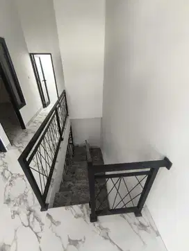 DIJUAL RUMAH TINGGAL 4 KAMAR TIDUR STRATEGIS DI RUNGKUT TERKEREN