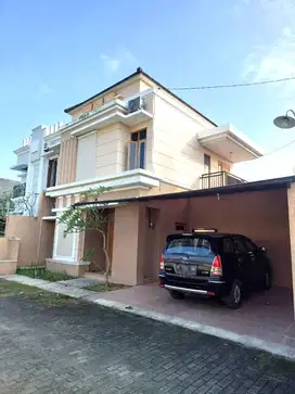 Rumah Strategis Halaman Luas dekat JEC