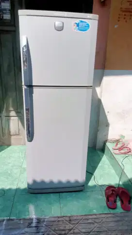 Kulkas 2 pintu merek lg