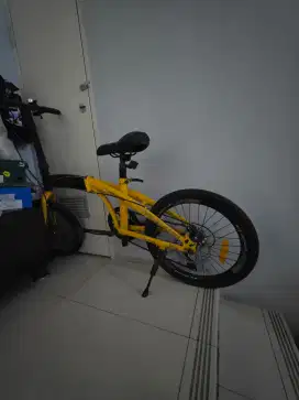 Sepeda lipat kuning kondisi masih bagus