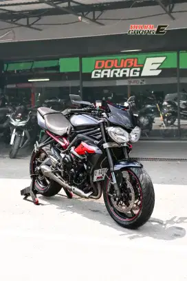 TRIUMPH STREET TRIPLE 675  HITAM  2017 ISTIMEWA LANGKA