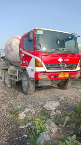 Truck mixer Hino lohan tahun 2015