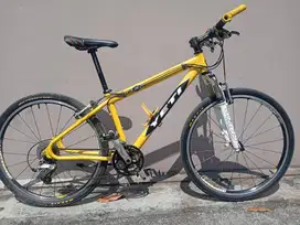 Sepeda vintage mtb merk YETI ,group set Shimano XT