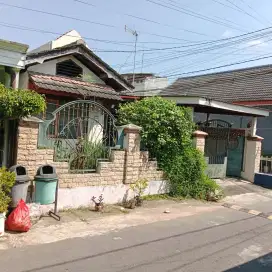 Rumah Pojok Luas