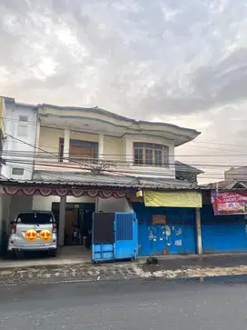 dijual rumah strategis dan 2 ruko dan di belakanh ada kontrakan 3 kmr
