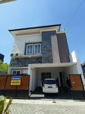 RUMAH MEWAH SIAP HUNI FULL FURNISHED DI COLOMADU
