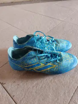 sepatu bola mills xyclopp
