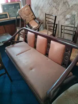 Kursi ruang tamu