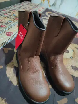 Di jual sepatu safety no 42