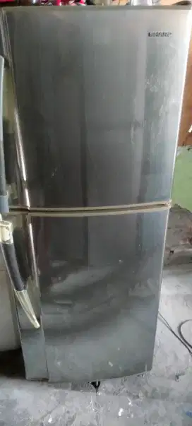 Kulkas 2 pintu merk SHARP