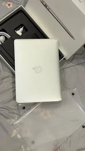 Dijual Macbook air 2017 i5 8/128GB 13inc Resmi Ibox Lengkap