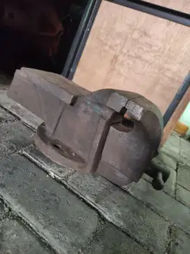 Ragum tua 6 inch body sangat besar as besar dan berat banget masih ori