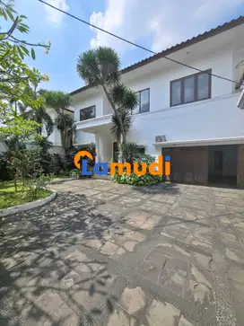 DIJUAL MURAH RUMAH MEWAH CLASSIC DI KEMANG JAKARTA SELATAN