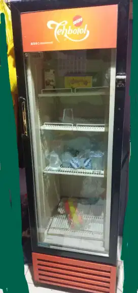 Showcase, mesin pendingin minuman teh botol Sosro