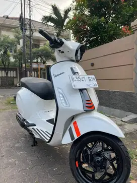 Vespa sprint s 150 warna putih