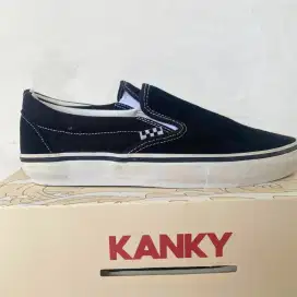 Available in Stock!
VANS SKATE SLIP ON
BLACK WHITE
size 44(28,5 cm)