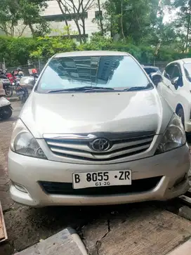Toyota Kijang Innova Minibus 2010