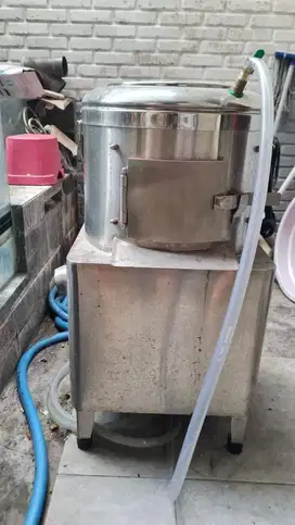 Mesin pengupas kulit kentang. Potato peeler