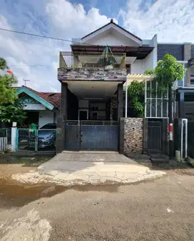 Dijual Cepat Rumah Cantik 2½ Lantai di Taman Modern, Jakarta Timur