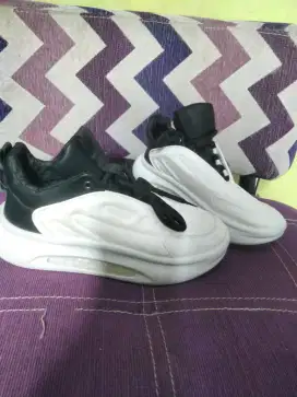 Jual saja sepatu sneakers size 43 atau size 42 masuk