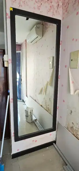 Kaca gantung dengan frame kayu