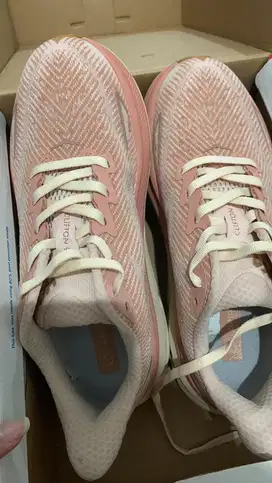 Preloved sepatu Hoka size 38