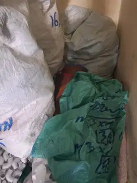 Karung bekas untuk pasir puing sampah bangunan