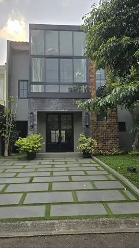 Dijual Rumah 2 Lantai Ada Balkon di Cluster Versailles BSD