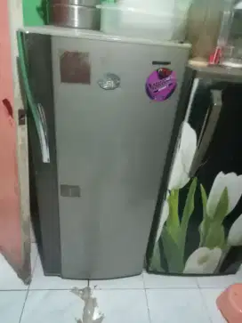 Kulkas merk Sharp masih sangat dingin beku