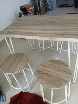 Meja Makan dan Kursi