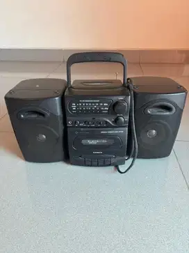 Audio atau radio yang ada speakernya kiri kanan