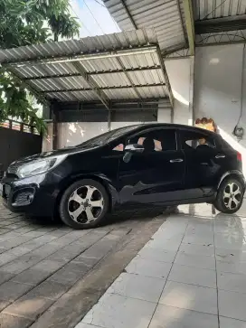 Kia Rio Matic tahun 2013 warna hitam istimewa