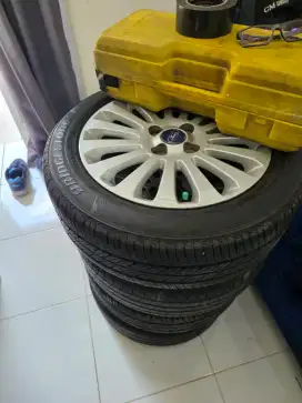 Jual velg standar ford ring 15 pcd 100 dan ban brigestone masih 95%