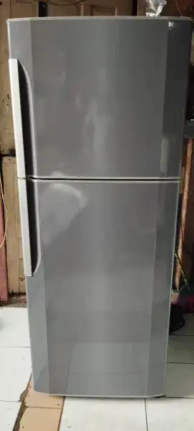 Kulkas 2 pintu merk HITACHI