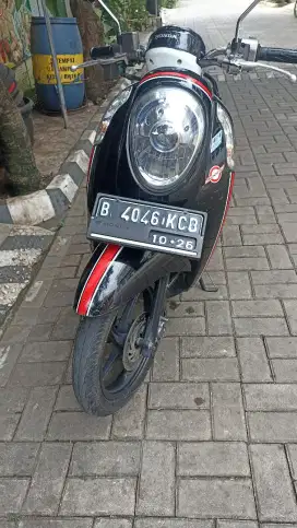 Scoopy hitam 2016 tgn 1