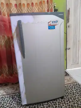 Kulkas rumah tangga merek toshiba glacio