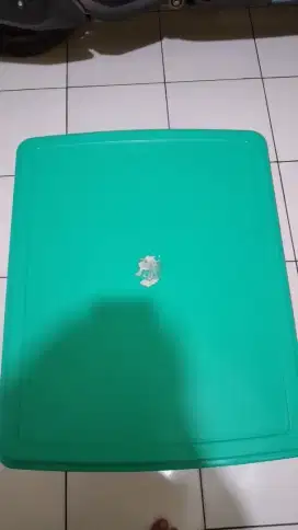 Meja plastik warna hijau (bekas)
